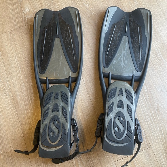 Aqua Lung & ScubaPro Dive Set- Fins Set, Dive Sock Boots, Goggles, & Snorkel - Picture 10 of 16